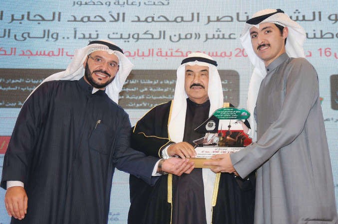  سعود الغانم متسلما تكريم عبدالعزيز الغانم ﻿