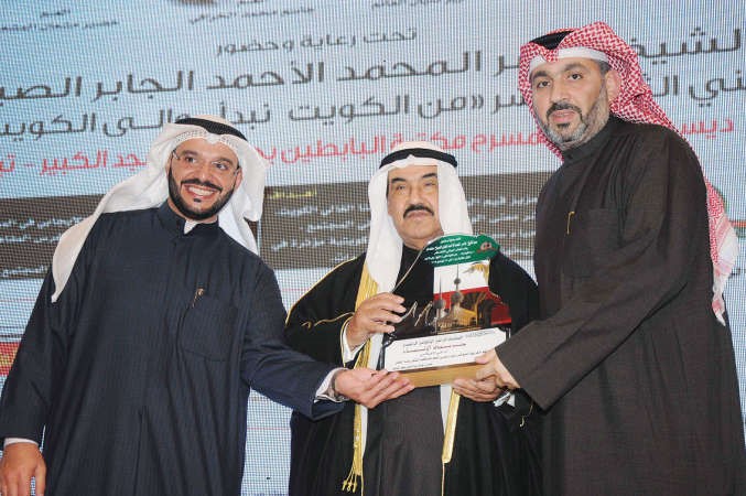 الزميل محمود الموسوي يتسلم تكريم الانباء من سمو الشيخ ناصر المحمد﻿