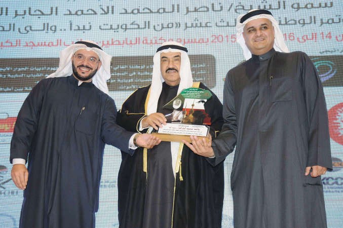 ماياد الخرافي يتسلم تكريم والده المرحوم جاسم الخرافي ﻿