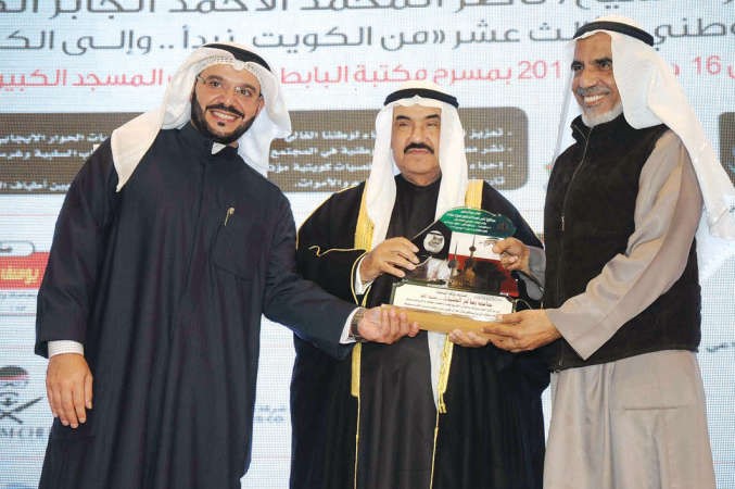 عبدالعزيز العثمان يتسلم تكريم المستشار حامد العثمان ﻿