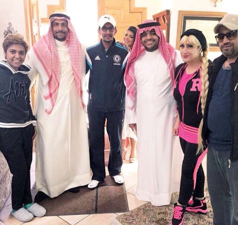 ميس مع فريق عمل المسلسل﻿