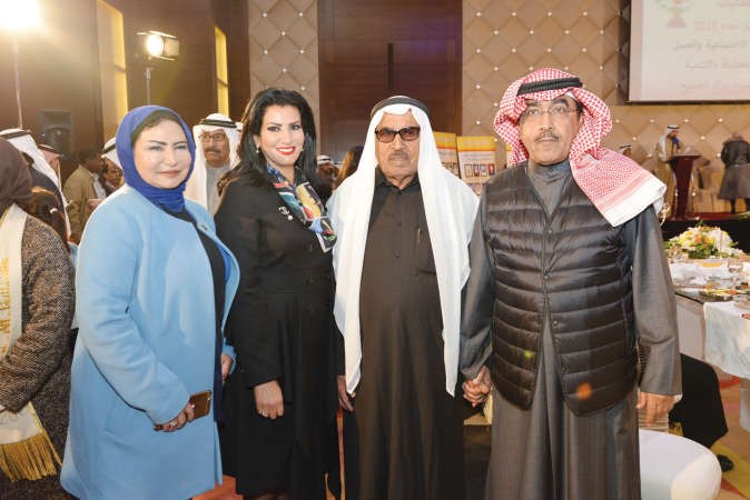 العم خليفة الراشد والزميل عدنان الراشد وفاطمة العازمي وامينة العلي