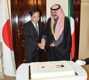 خالد الجارالله يشارك السفير الياباني قطع كيكة الاحتفال﻿