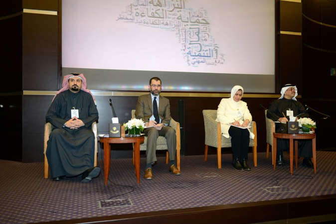 هشام والي ممثل البنك الدولي والمتحدثون خلال الندوة