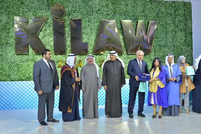 دبدر العيسى مكرما احدى الطالبات ﻿