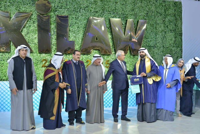 تكريم احد الخريجين ﻿