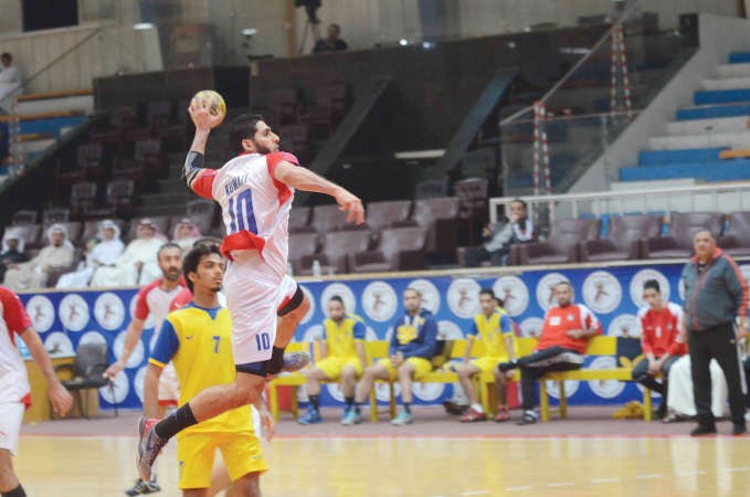 نواف الشمري لاعب الكويت واختراق من عمق دفاع الساحل