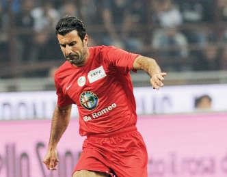 رونالدينيو وفيغو يصلان اليوم لخوض مباراة ستاد جابر