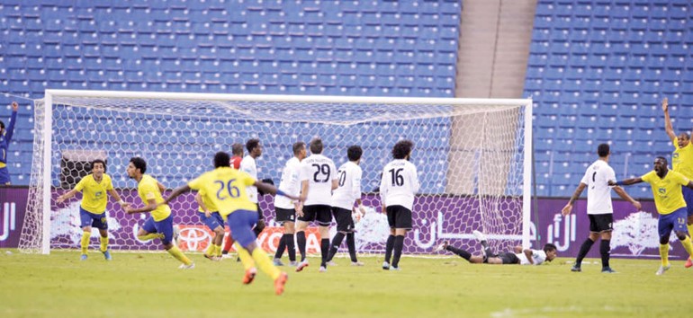 فرحة لاعبي النصر بهدف زميلهم عبدالعزيز الجبرين