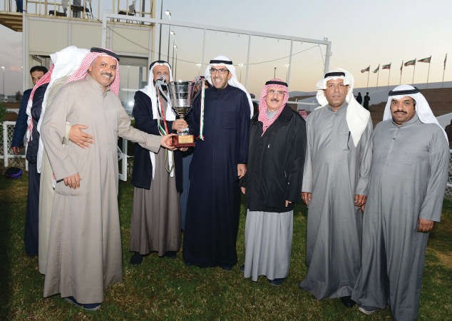 الشيخ ضاري الفهد يسلم كاس الشيخ ناصر صباح الاحمد الى اسطبل الابرق﻿