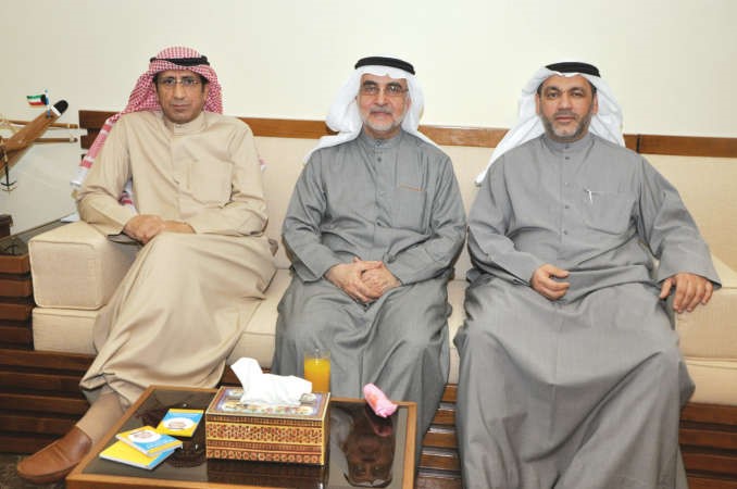احمد لاري مهنئا د حسن كمال بافتتاح ديوانه 