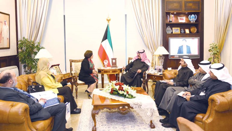 نائب وزير الخارجية خالد سليمان الجار الله خلال لقائه المدير الاقليمي لمنظمة الهجرة العالمية كارميلا غودو