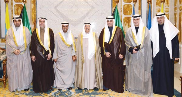 صاحب السمو الامير الشيخ صباح الاحمد لدى استقباله رئيس واعضاء مجلس مفوضي هيئة اسواق المال