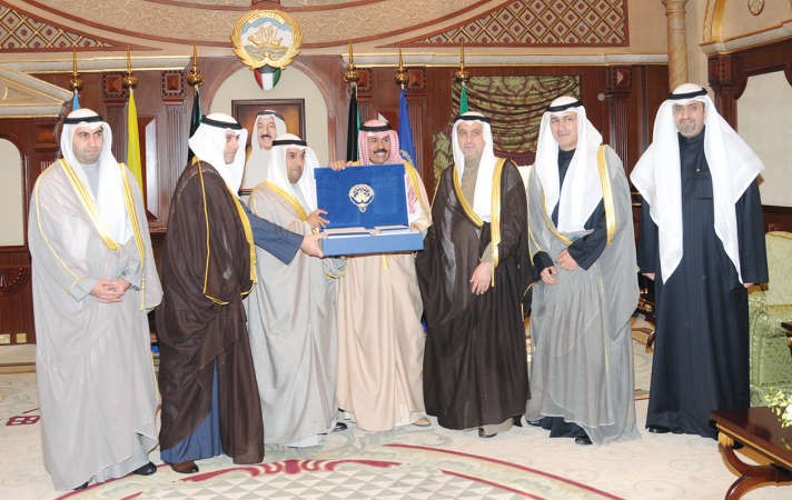 سمو ولي العهد الشيخ نواف الاحمد يتسلم التقرير السنوي الرابع لـ اسواق المال من رئيس واعضاء الهيئة﻿