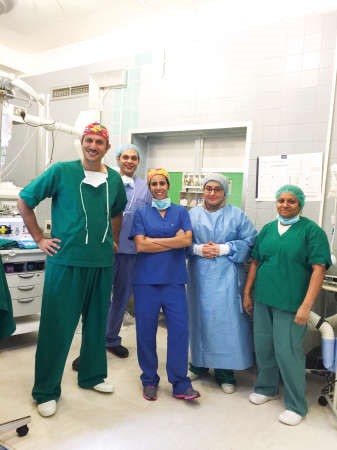 دوليد الجسار والفريق الطبي الذي اجرى الجراحة بنجاح