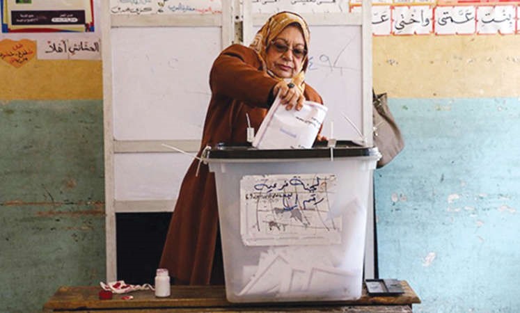 مواطنة خلال التصويت في دائرة الرمل بالاسكندرية﻿