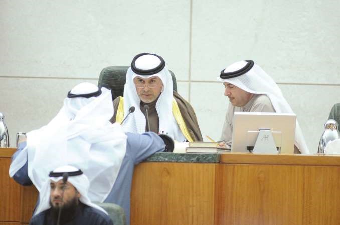 عبدالله التميمي مترئسا جانبا من الجلسة وبجانبه ممحمد الهدية﻿