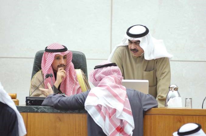 الرئيس الغانم وروضان الروضان على المنصة﻿