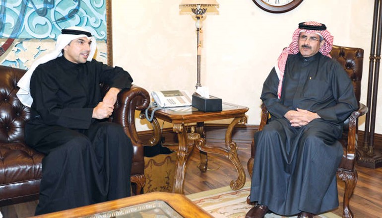 الشيخ مبارك الدعيج مستقبلا السفير علي الظفيري ﻿