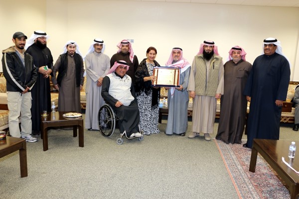 الشيخة شيخة العبدالله وشافي الهاجري والسرهيد مع اسماعيل كرم خلال زيارتهم لنادي الصم