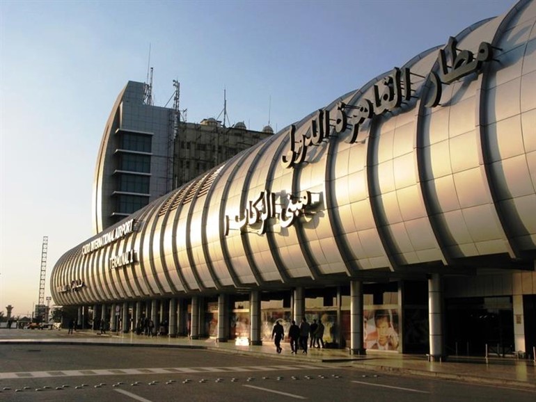 انهيار معتمرة ضاع جوازها وألغيت رحلتها