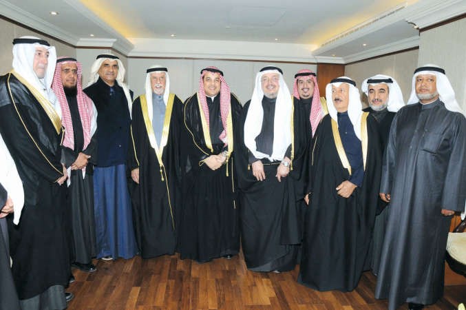 يعقوب الصانع متوسطا دعادل الفلاح وعبدالعزيز الغنام وجواد بوخمسين وبعض الحضور 