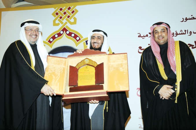دعادل الفلاح يتسلم تكريم فريد اسد عمادي 