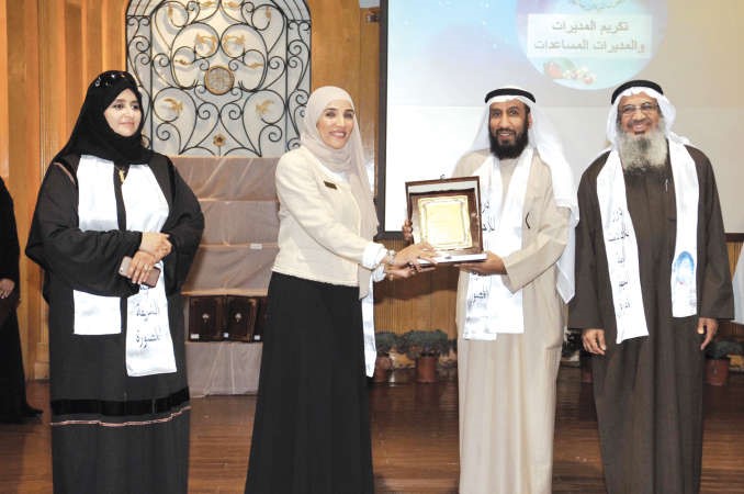 الموجه الفني للتربية الاسلامية الشيخ خالد الخراز يقدم الدرع لمديرة المدرسة خالدة المير