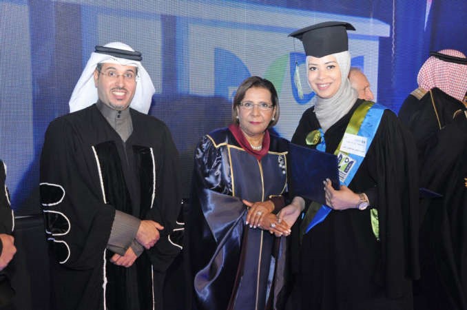 دموضي الحمود خلال تكريم احدى الخريجات ﻿