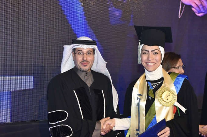 دنايف المطيري مكرما احدى الخريجات ﻿