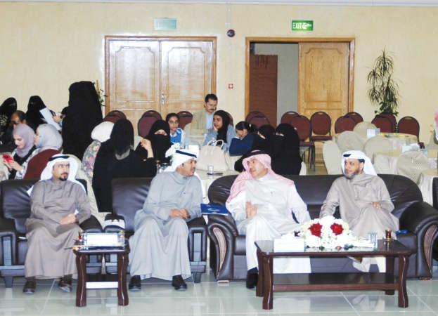 حامد الابراهيم وخالد العازمي ووليد المطيري يتوسطون الحضور
