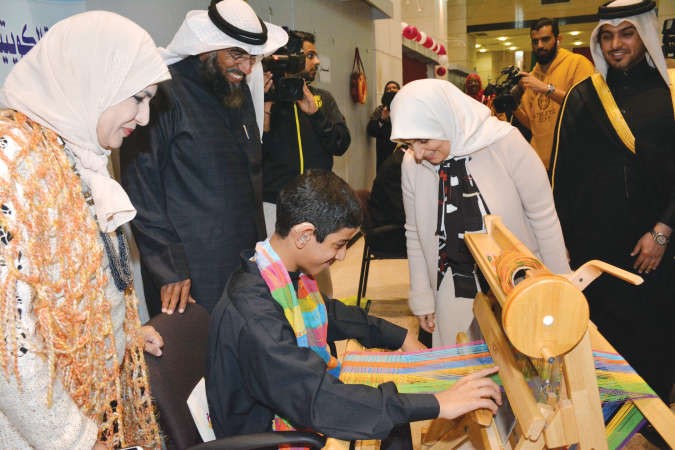 هند الصبيح تطلع على بعض الاعمال اليدوية خلال جولة في المعرض﻿