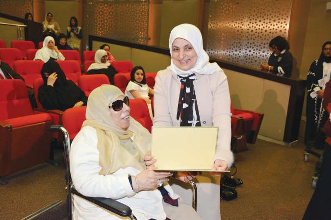 الوزيرة الصبيح تقدم شهادة تقدير لاحدى المكرمات﻿