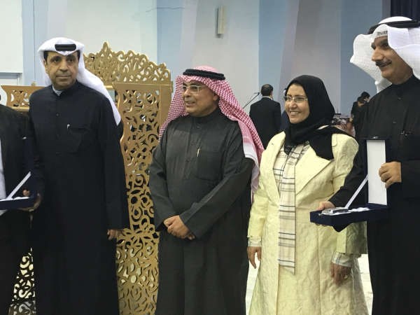 فيصل المقصيد وبدرية الخالدي يكرمان احد المشاركين﻿