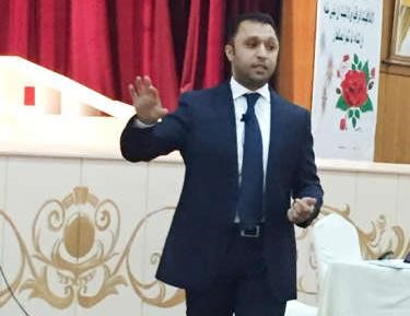 دمحمد الخليفة محاضرا﻿
