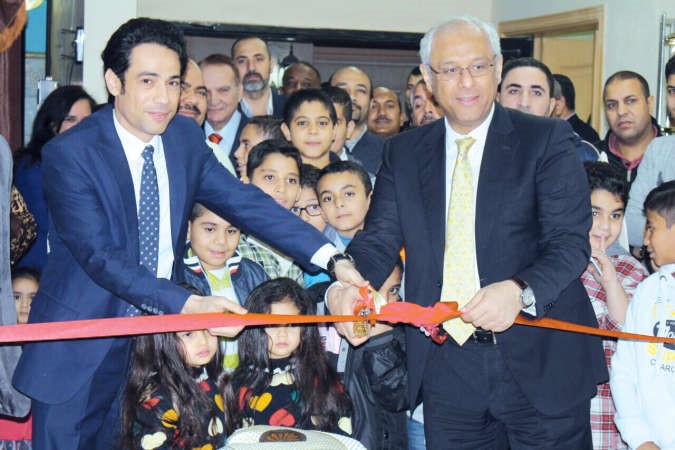 السفير المصري ياسر عاطف ودنبيل بهجت خلال افتتاح المعرض