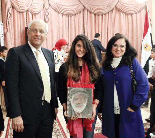 السفير المصري ياسر عاطف وحرمه واحدى الطالبات 