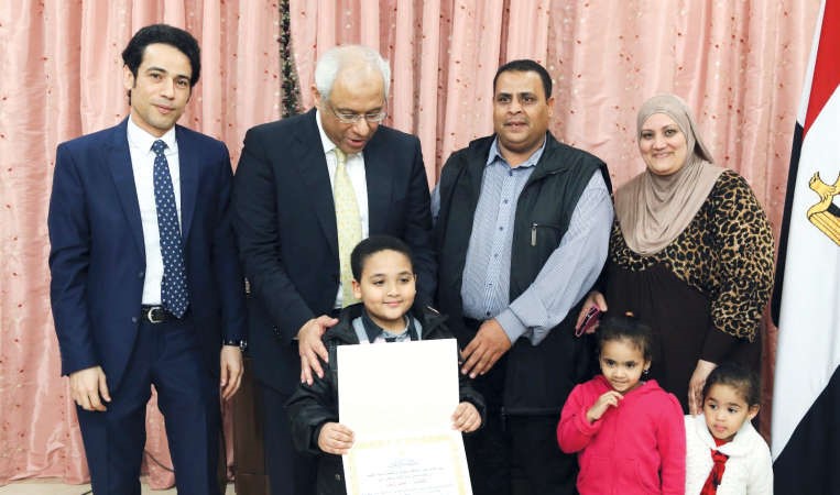 السفير المصري ياسر عاطف ودنبيل بهجت يكرمان احد الطلاب