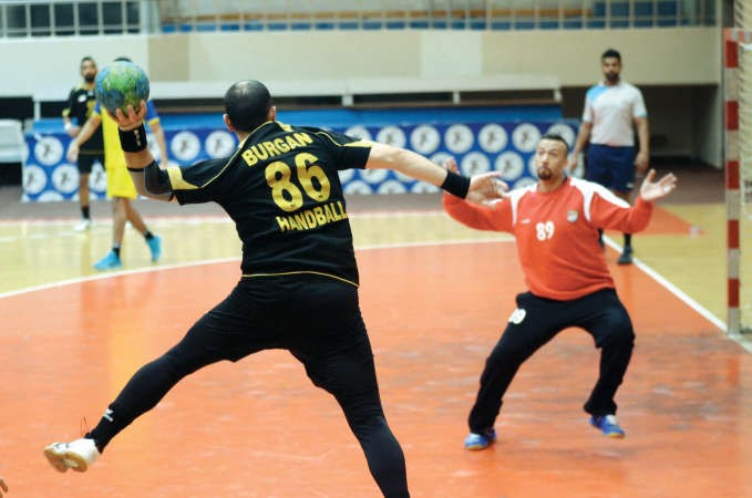عبدالرحمن فخري مهاجما مرمى الساحل من الجناح الايمن﻿