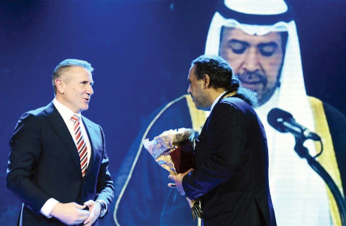 الشيخ احمد الفهد خلال تكريمه من سيرجي بوبكا﻿