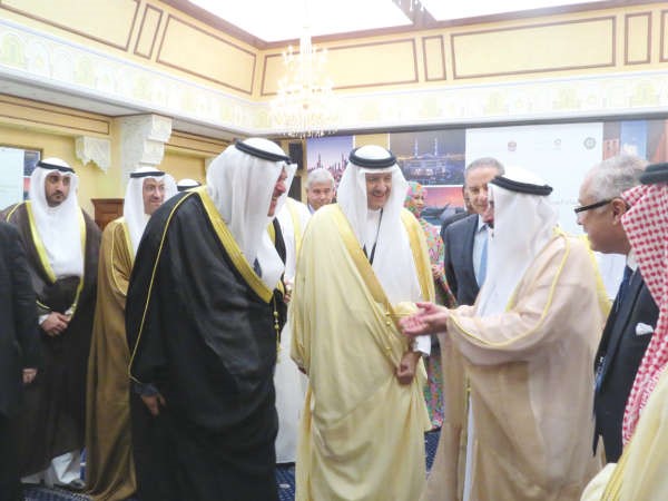 الشيخ سلمان الحمود خلال حديثه مع عضو المجلس الاعلى حاكم الشارقة الشيخ سلطان بن محمد القاسمي 