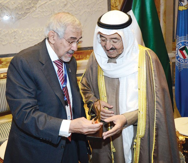 صاحب السمو الامير الشيخ صباح الاحمد يطلع على جائزة دهلال الساير