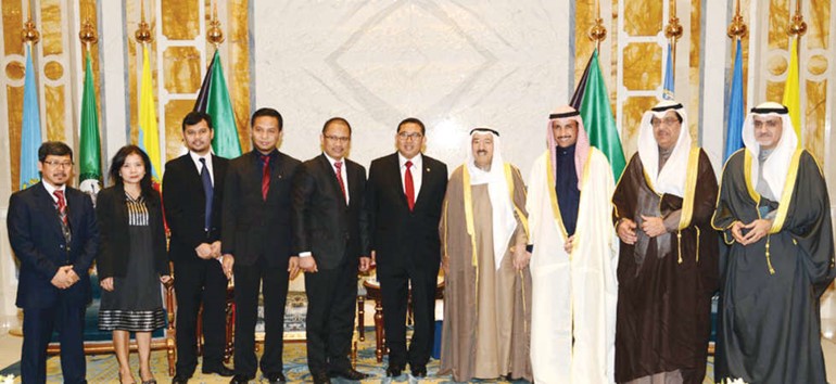 صاحب السمو الامير الشيخ صباح الاحمد خلال استقباله مرزوق الغانم ونائب رئيس مجلس النواب الاندونيسي فضلي زون والوفد المرافق ومبارك الخرينج ود خليل عبدالله﻿