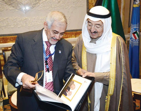 صاحب السمو الامير الشيخ صباح الاحمد يطلع على الجائزة من دهلال الساير﻿