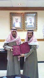 د مدلول الظفيري يتسلم رسالة الماجستير من منيف العجمي﻿