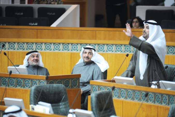 حمدان العازمي متحدثا ويبدو جمال العمر وصالح عاشور
