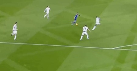 بالفيديو.. الجزائري محرز يُحرج هازارد بـ"كوبري عالمي" 