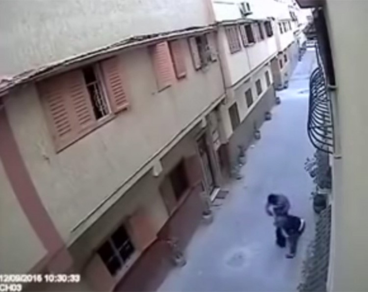 بالفيديو.. لحظة تثبيت فتاة وسرقتها بأحد الأزقة الشعبية
