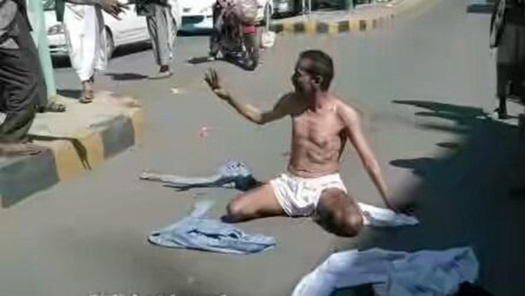 صورة: جندي يمني يتعرى احتجاجاً على انتهاكات الحوثيين