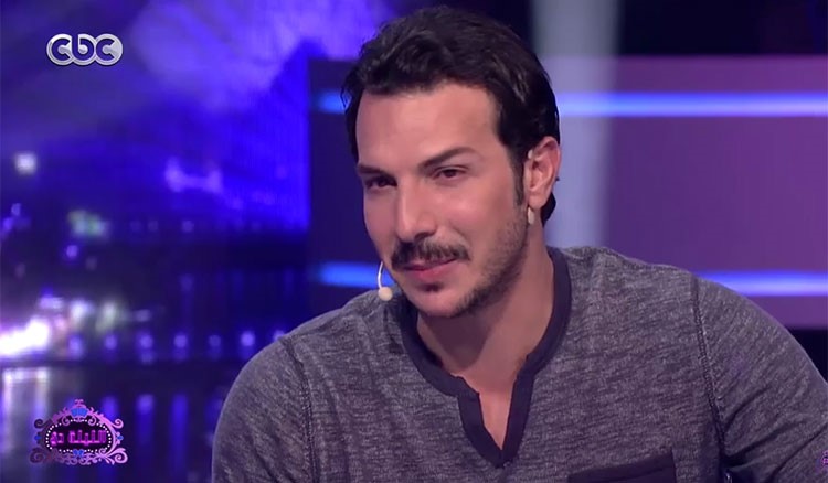 بالفيديو.. باسل خياط يبكي على الهواء بسبب ابنه